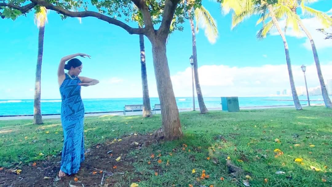 フラを踊るフラダンサー